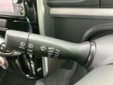 レバーに各操作の表示があり、運転席から設定内容を把握しやすい仕様です。雨天時や窓の汚れが気になる場面で、必要な操作を確認しながら使えます。