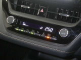 【オートエアコン】車内温度を感知して自動で温度調整をしてくれるのでいつでも快適な車内空間を創り上げます!どの席に座っても快適なドライブが楽しめます♪