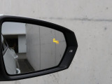 アウディサイドアシスト『後方の死角を並走する車両を検知しドアミラーの内側のLEDが点灯。ドライバーに注意を促し事故を未然に防ぐシステムです。』