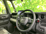 前席まわりは視界が広く、運転席から周囲を見渡しやすいレイアウトです。シートやドアまわりは落ち着いた色合いでまとめられ、毎日の乗り降りにもなじみやすい空間となっています。