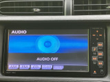 AM・FM・CD・ワンセグ・AUXの選択肢が画面下部に並び、利用したい音源を確認しやすい表示です。項目を見ながら切り替えられるため、日常の移動中にも使い分けしやすい装備です。