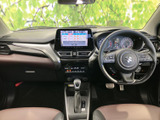 運転席からメーターや中央の画面を確認しやすい配置で、前方の視界も広がります。落ち着いた色合いのシートとすっきりした室内空間が、日々の移動を心地よく支えてくれます。