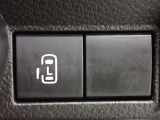 片側パワースライドドア装備!運転席からワンタッチで自由にスライドドアを開閉。後部座席の乗り降りもラクチンで半ドアになる心配もありません♪