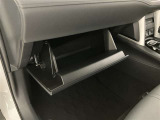 何かと便利なグローブボックス。メンテナンスノートや車検証、ちょっとしたメモと筆記用具等を入れておくとあればもしもの時にも便利ですね。