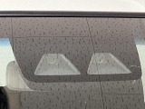 走行中に前方の車両と歩行者を認識し、衝突の危険性があると判断した場合にドライバーへ注意喚起。さらに危険性が高まった場合には緊急ブレーキで減速、衝突の回避や、衝突時の被害軽減に寄与します。