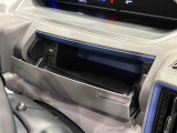 小物が収納できる運転席側インパネアンダーボックス。 ボックス内にはUSBソケットが一口。
