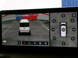 車両周辺の状況を、3次元空間的に表示し、周囲の状況を直感的に確認できる3Dビューです!車の周囲がぐるっと見えるので、安心して発進できます!