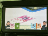 テレビ映像を表示できる画面を備え、停車中の休憩時間などに番組を視聴できます。画面上で映像を楽しめる装備は、移動の合間の過ごし方を広げてくれる便利なポイントです。