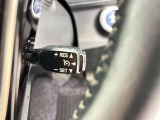 クルーズコントロール機能が付いています。 速度を設定するとアクセルを踏まなくても一定の速度で走ることができます。  高速道路ではとても便利な装置なんです。