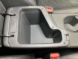 アームレストの中にも収納スペース!運転席周りをすっきり保てます!
