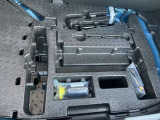 ラゲッジの下にタイヤがパンクしてしまった場合にご利用いただける修理キットが入っております。