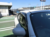 純正プラスチックバイザーが付いています。雨の日でも車内の換気が出来ます。