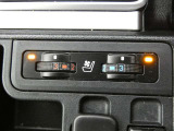 運転席・助手席は、ヒーター&ベンチレーション付シートです。暑い時期も寒い冬も快適に過ごせるうれしい装備です。