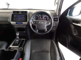 革巻きステアリングで快適な操作性の運転席です。