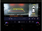 パノラミックビューモニター。車両を上から見たような映像を表示。運転席から目視しにくい車両周囲の状況をリアルタイムで確認できます。