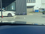フロントガラスに映るアクティブドライビングディスプレイ 車速やナビのルート誘導など走行時に必要な情報を表示 視線の移動が少なくて確認出来る構造になっています。
