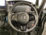 ハンドルにHondaセンシング系のクルーズコントロールやレーンキープアシストなどのスイッチと、オーディオの操作スイッチが装備されています。ハンドルから手を離さず安全に操作できます。