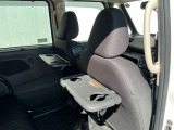 運転席及び助手席後ろには後席用テーブル&ドリンクフォルダーを装備☆