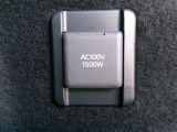 1500W対応のAC100Vコンセント付きです。非常時やキャンプなどにも役に立ちます。