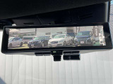 [スマートルームミラー]車両後方をミラーに映し出すため、悪天候の時でも視界は良好♪