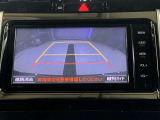 ディスプレイに後方の視界を表示し、車庫入れをサポート「距離目安線」「車幅延長線」およびステアリング操作に連動する「予想進路線」を画面に表示します。※必ず車両周辺の安全を直接確認してください。