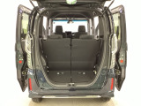 開口部も広く荷物の積み下ろしもしやすいお車となっております。シートの背もたれは5:5の割合で背もたれを可倒でき、前後のシートスライドもできるので荷室をひろげることができます。