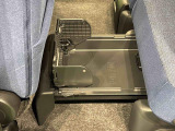お荷物の収納に便利な「置きラクボックス」フロアに直接置きたくない荷物を置いたり、見られたくない物をしまっておく事が出来ます♪