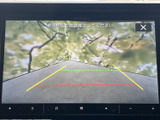 モニターには車両後方の映像と目安線が表示され、駐車時の周囲確認をサポートします。画面で後方の様子を確認できるため、車庫入れや切り返しの際にも便利にお使いいただけます。