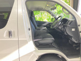 前席は運転席と助手席が並ぶ落ち着いた室内で、前方や左右の窓から周囲を見渡しやすいレイアウト。乗り降りの際にも足元を確認しやすく、毎日の移動に便利です。
