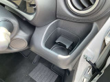 運転席側ドリンクホルダーです。高めの位置にご用意しておりますので目線を下げることなくご利用頂けます!!