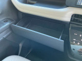 インスト助手席スライドボックスが付いてとっても便利です。