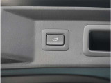 【パワーバックドア】スマートキーや運転席のボタンを押すだけでリアゲートが自動で開閉します。両手に荷物を持っている時や高い位置のバックドアを閉める際に便利な機能です。