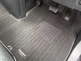 運転席フロアマットは使用感はありますが、破れやほつれは見当たりません。