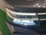 対象物が見やすく白く明るい光で夜間走行をサポートするフルLEDヘッドランプ(サイドビューランプ、クリアランスランプ、オートレベリング機能付き)を装備