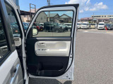 運転席のドア内部の写真です。