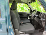 運転席と助手席が並ぶ前席は、乗り降りしやすい開口部から室内へアクセスできます。前方や側方を見渡しやすい窓と、落ち着いた色合いのシートで日常の移動を快適に支えます。