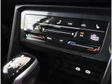 ★運転席と助手席側を独立して温度調節できるオートエアコンを標準装備。SYNCで左右の温度を同調させることも可能です。