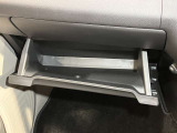 【グローブボックス】容器がせり出してくるバケットタイプ!一目で中身を把握でき、取り出しやすさにも優れます!
