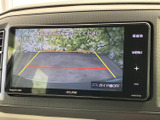 後方の映像と目安となるガイド線を画面で確認でき、駐車時の周囲確認をサポートします。車両周辺を直接確かめながら活用できる、日々の駐車にうれしい便利な装備です。