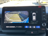 後方の映像に加えて車両周囲の状況も画面で確認でき、駐車時の安全確認をサポートします。ガイド表示を目安にしながら、周囲を直接確認して落ち着いて駐車しやすい装備です。