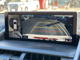 後方の映像に加えて車両周囲の状況も画面で確認でき、駐車時の安全確認をサポートします。ガイド線も表示されるため、駐車枠に合わせる際の目安として活用できます。