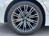 BMWならではの卓越した走りを支えるホイールと足回りです!日本車の走りに慣れている方にもぜひ体感して頂きたいほど、高いレベルでまとまっています!純正19インチアルミホイール。