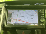 現在地や周辺道路を地図上で確認でき、目的地への道順を考える際に役立ちます。地名や道路が見やすく表示され、慣れない場所への移動も心強い装備です。