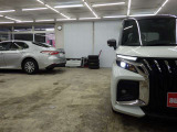 当店では専任のメカニックが大切なお客様のお車を一台一台丁寧に整備いたします。自社認証工場にてリフトアップし下回りまでキッチリ検査いたします。
