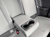 後部座席真ん中シートを引き出すとドリンクホルダーが!出し入れが可能なので、乗員人数やシーンに合わせてお使いいただけます!