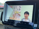 テレビ番組を画面で視聴でき、停車中の待ち時間にも映像を楽しめます。大きく表示された画面で内容を確認しやすく、車内で過ごす時間の楽しみが広がります。
