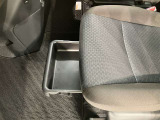助手席の座面下に設けられた隠れ収納スペースで、車種によっては引き出し式やボックス型になっています。普段は見えない位置にあるため、車内をスッキリ保ちながら、ちょっとした荷物を安全にしまえる便利な機能