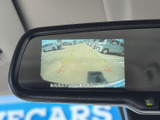 後方の映像に加えて目安線も表示され、駐車時に周囲との距離を確認する際に役立ちます。画面上の情報を見ながら、車庫入れや縦列駐車を落ち着いて行えます。