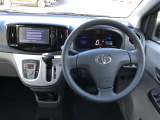 シンプルながら機能性あふれる運転席廻りです。視界性もよく、運転しやすいですよ。