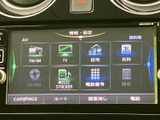 ラジオやテレビ、音楽再生などのメニューが一覧で表示され、使いたい項目を見つけやすい画面です。目的地設定や履歴の確認にも対応し、日々の移動を快適にサポートします。